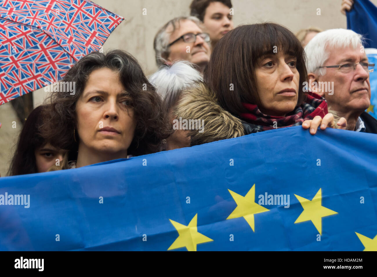 London, UK. 10. Dezember 2016. Aktivisten, die sagen, dass Brexit unsere Menschenrechte einschließlich der Rechte der Arbeitnehmer bezahlten Urlaub, Mutterschutz und faire Behandlung bei der Arbeit, das Recht auf Freizügigkeit in Europa droht, Leben in der EU und für EU-Bürger leben hier, Haken Behinderung und das Recht auf Freiheit von Diskriminierung in der Stille in Old Palace Yard zum UN-Tag der Menschenrechte. Andere ähnlichen Stille Ketten fand in anderen Städten und Gemeinden. Peter Marshall/Alamy Live-Nachrichten Stockfoto