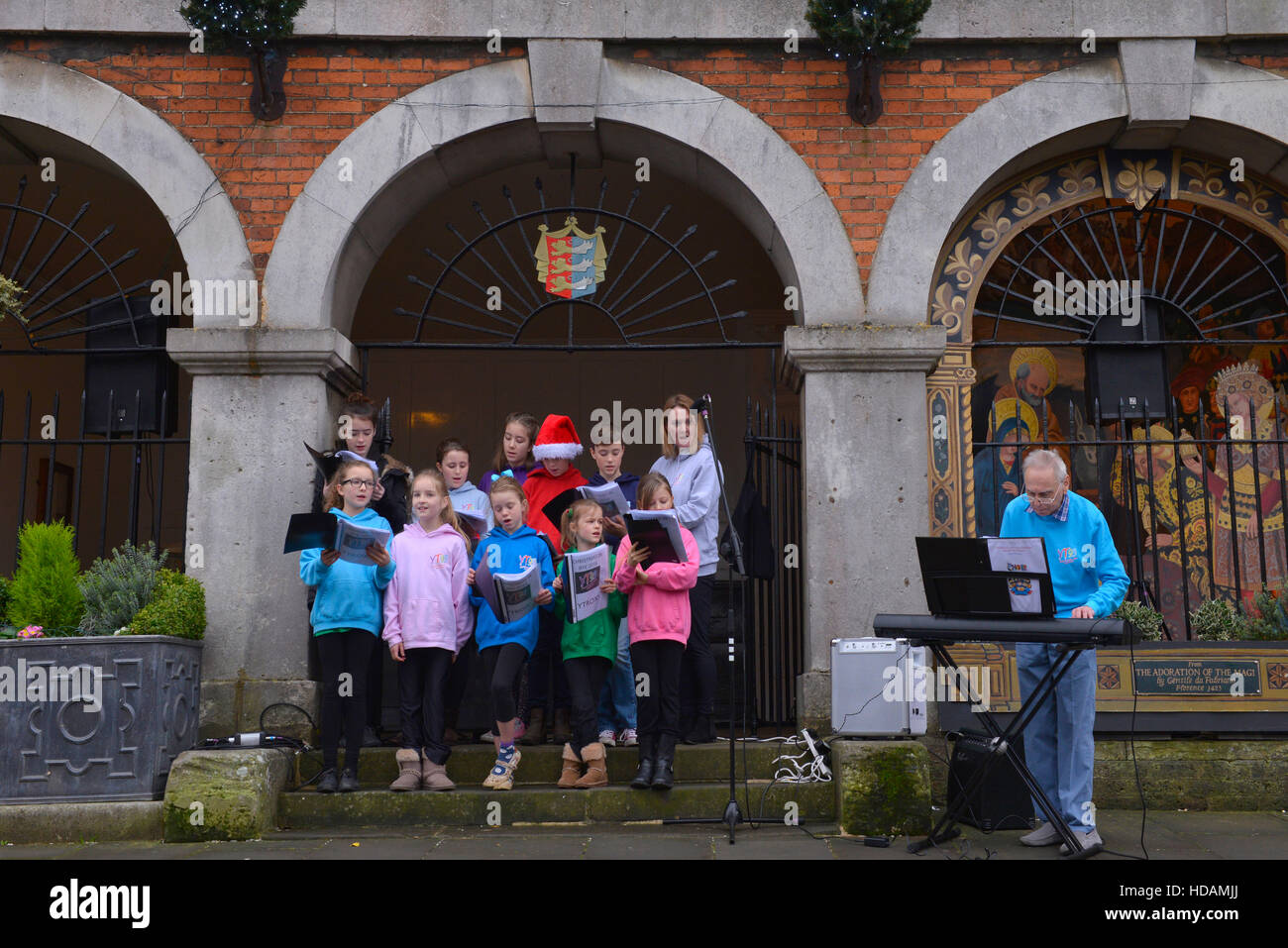 Roggen, East Sussex, UK. 10. Dezember 2016. Beliebte Weihnachtsfeier in den Straßen von alten und historischen Stadt von Roggen East Sussex. Alle Day Feierlichkeiten, einschließlich, Einkaufen, Essen, trinken, Spiele für Familien, Kinder, Jugendliche und Erwachsene. Touristen aus der ganzen Welt kommen zu sehen, die Lichter, berühmte Pudding Rennen, Tauziehen etc.. Bars, Hotels, Restaurants, B & Pensionen, Cafés, Tee, Schokoladen-Läden und vieles mehr. Bildnachweis: Francisco A. Soeiro/Alamy Live-Nachrichten Stockfoto