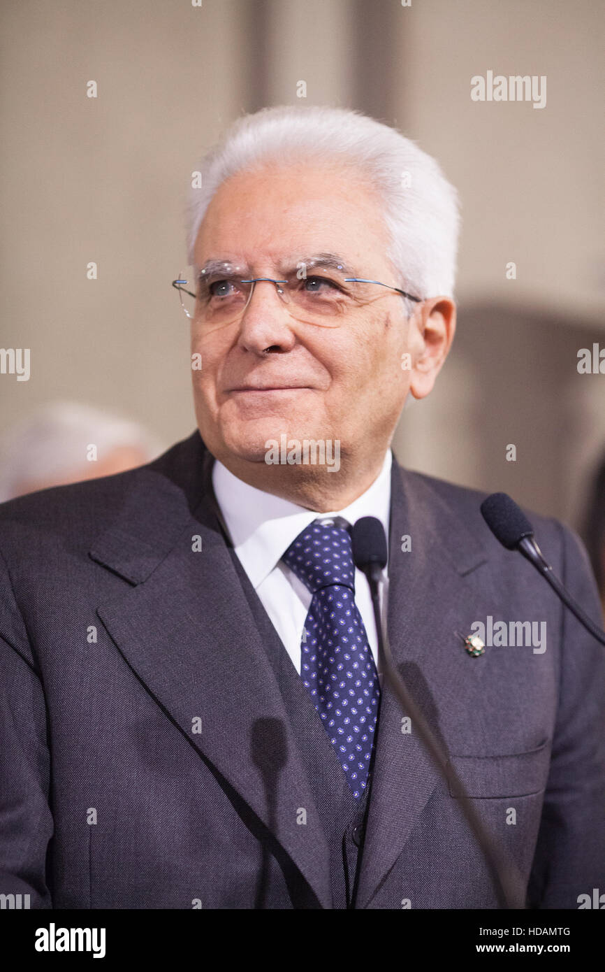 Rom, Italien. 10. Dezember 2016. Sergio Mattarella, Italiens Präsident spricht während einer Pressekonferenz nach Treffen mit politischen Parteien im Palazzo Quirinale in Rom, Italien. Bildnachweis: Sara De Marco/Alamy Live-Nachrichten. Stockfoto