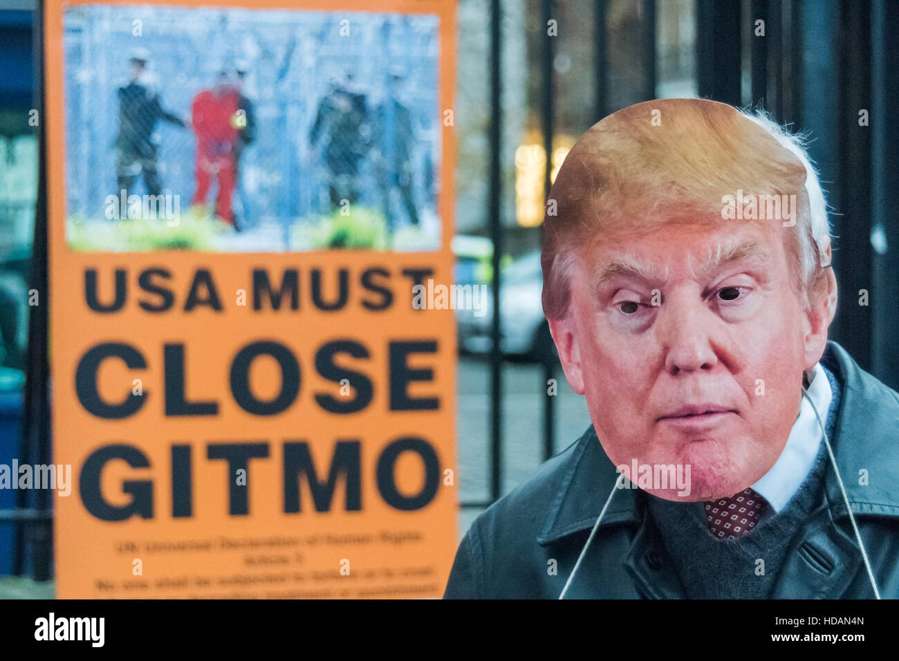 London, UK. 10. Dezember 2016. Ein Mann trägt eine Trumpf Maske vor dem Plakat, das liest "USA muss Gitmo schließen" an der Guantanamo Gerechtigkeit Kampagne Protest zum UN-Tag der Menschenrechte gegenüber Downing St fordern ein Ende der Folter, die Schließung von Guantánamo und ein Ende der britischen Mitschuld an Folter. Peter Marshall/Alamy Live-Nachrichten Stockfoto