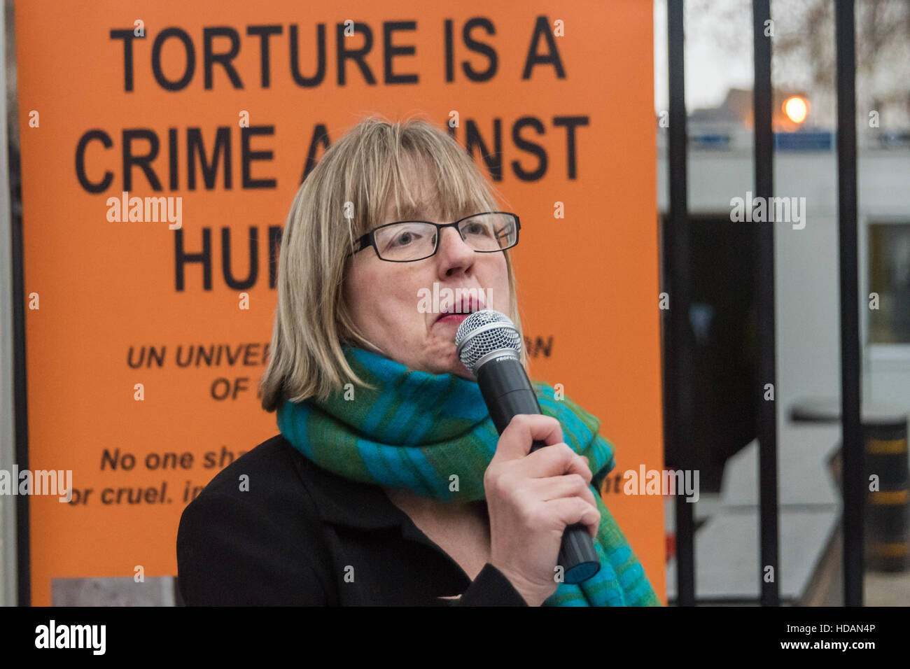 London, UK. 10. Dezember 2016. Lewes Amnesty Gruppe Stuhl Sara Birch spricht auf Guantanamo Gerechtigkeit Kampagne Protest am Tag der Menschenrechte der Vereinten Nationen gegenüber Downing St fordern ein Ende zu foltern, die Schließung von Guantánamo und ein Ende der britischen Mitschuld an Folter. Peter Marshall/Alamy Live-Nachrichten Stockfoto