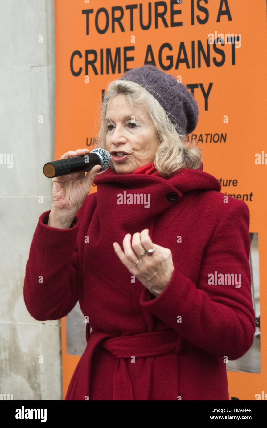 London, UK. 10. Dezember 2016. Journalistin und Autorin Victoria Brittain spricht auf Guantanamo Gerechtigkeit Kampagne Protest am Tag der Menschenrechte der Vereinten Nationen gegenüber Downing St fordern ein Ende zu foltern, die Schließung von Guantánamo und ein Ende der britischen Mitschuld an Folter. Peter Marshall/Alamy Live-Nachrichten Stockfoto