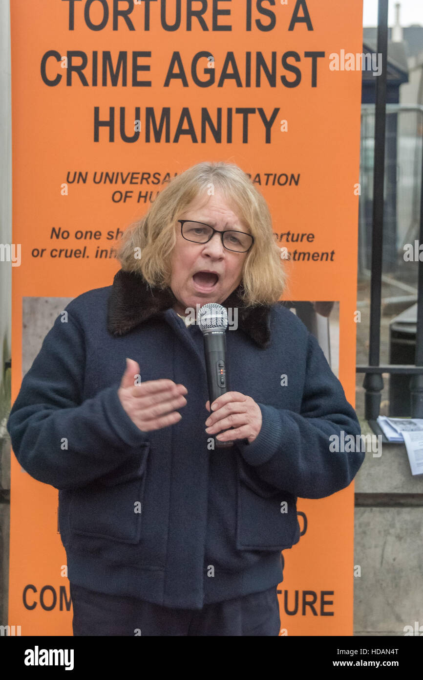 London, UK. 10. Dezember 2016. Stoppen Sie den Krieg als Obmann Lindsey Deutsch an Guantanamo Gerechtigkeit Kampagne Proteste am Tag der Menschenrechte der Vereinten Nationen gegenüber Downing St fordern ein Ende zu foltern spricht, die Schließung von Guantánamo und ein Ende der britischen Mitschuld an Folter. Peter Marshall/Alamy Live-Nachrichten Stockfoto