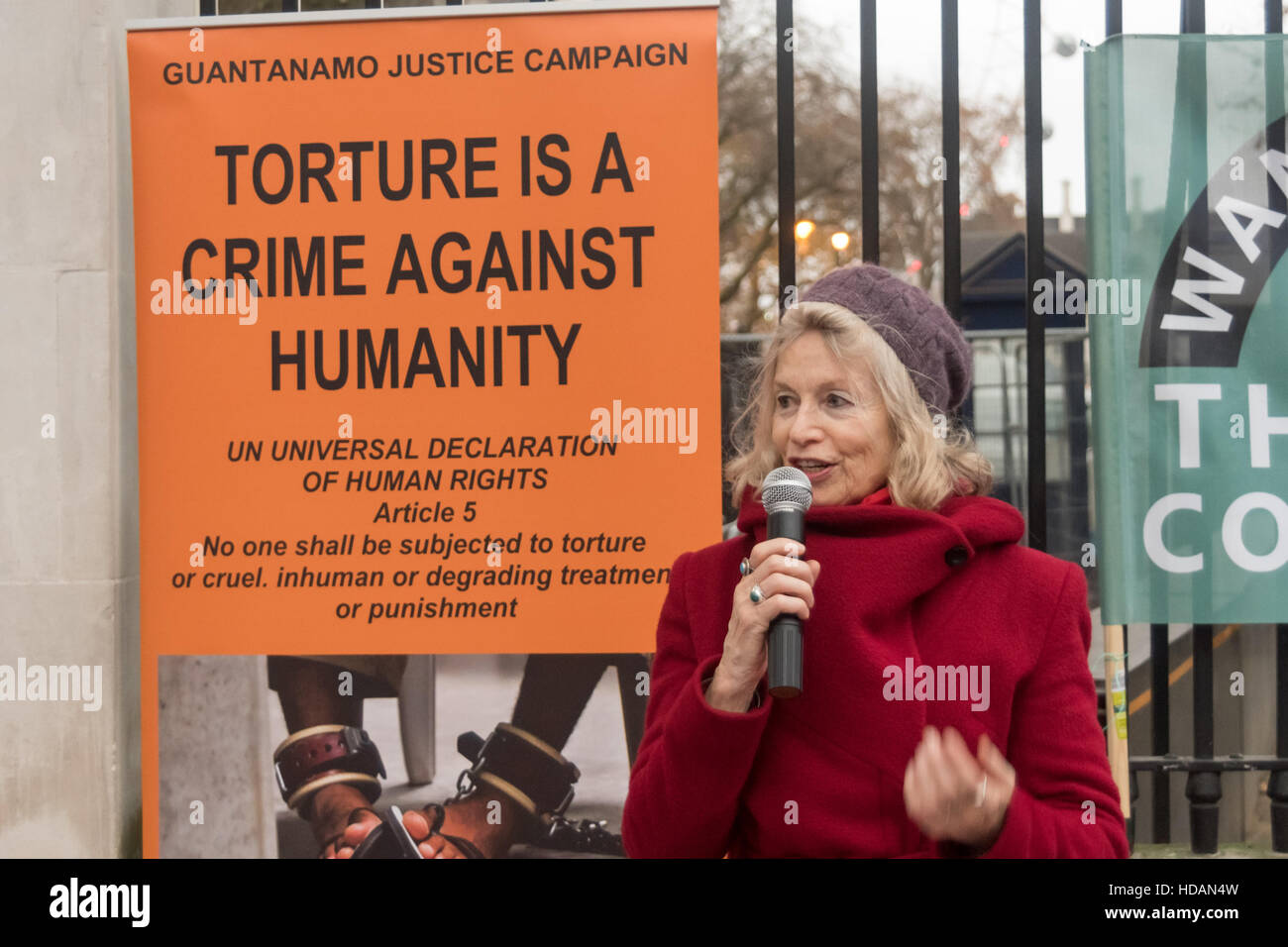 London, UK. 10. Dezember 2016. Journalistin und Autorin Victoria Brittain spricht auf Guantanamo Gerechtigkeit Kampagne Protest am Tag der Menschenrechte der Vereinten Nationen gegenüber Downing St fordern ein Ende zu foltern, die Schließung von Guantánamo und ein Ende der britischen Mitschuld an Folter. Peter Marshall/Alamy Live-Nachrichten Stockfoto