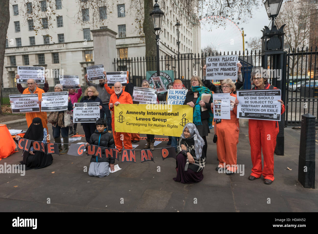 London, UK. 10. Dezember 2016. Die Guantanamo Gerechtigkeit Kampagne Protest am Tag der Menschenrechte der Vereinten Nationen gegenüber Downing St fordern ein Ende zu foltern, die Schließung von Guantánamo und ein Ende der britischen Mitschuld an Folter. Peter Marshall/Alamy Live-Nachrichten Stockfoto