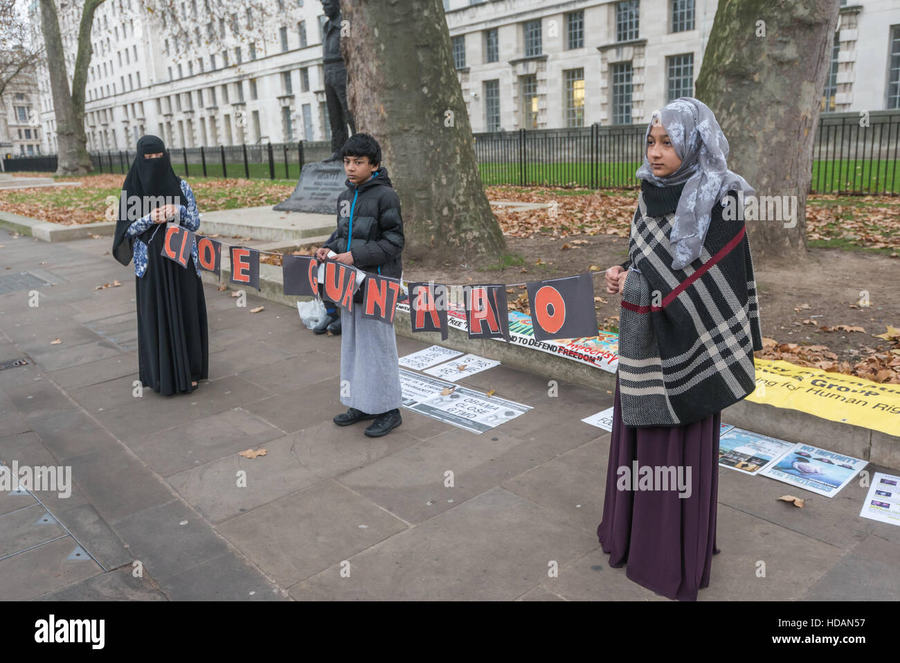 London, UK. 10. Dezember 2016. Junge Muslime halten einen Banner "Close Guantanamo an der Guantanamo Gerechtigkeit Kampagne Proteste am Tag der Menschenrechte der Vereinten Nationen gegenüber Downing St fordern ein Ende zu foltern, die Schließung von Guantánamo und ein Ende der britischen Mitschuld an Folter. Peter Marshall/Alamy Live-Nachrichten Stockfoto