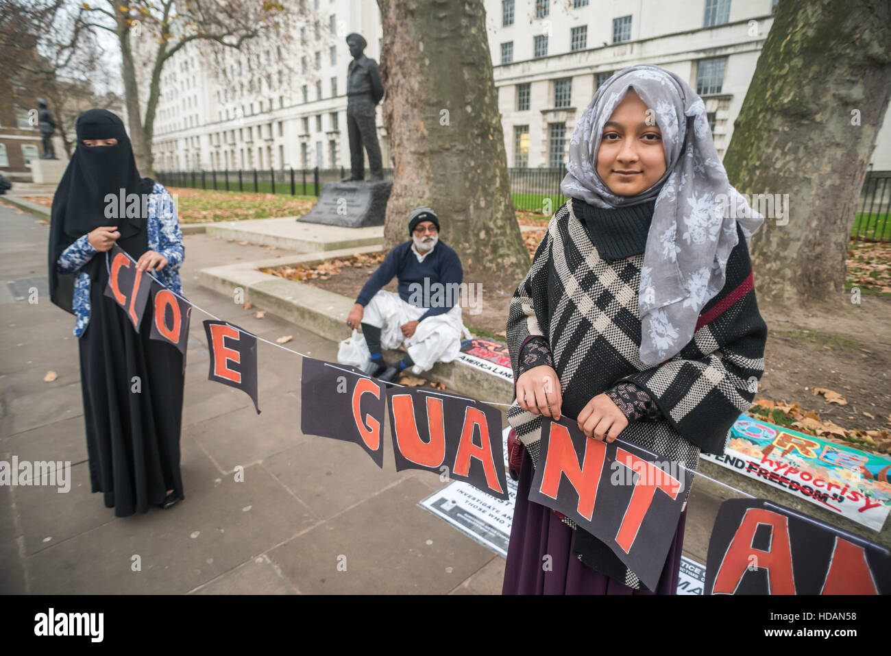 London, UK. 10. Dezember 2016. Junge Muslime halten einen Banner "Close Guantanamo an der Guantanamo Gerechtigkeit Kampagne Proteste am Tag der Menschenrechte der Vereinten Nationen gegenüber Downing St fordern ein Ende zu foltern, die Schließung von Guantánamo und ein Ende der britischen Mitschuld an Folter. Peter Marshall/Alamy Live-Nachrichten Stockfoto