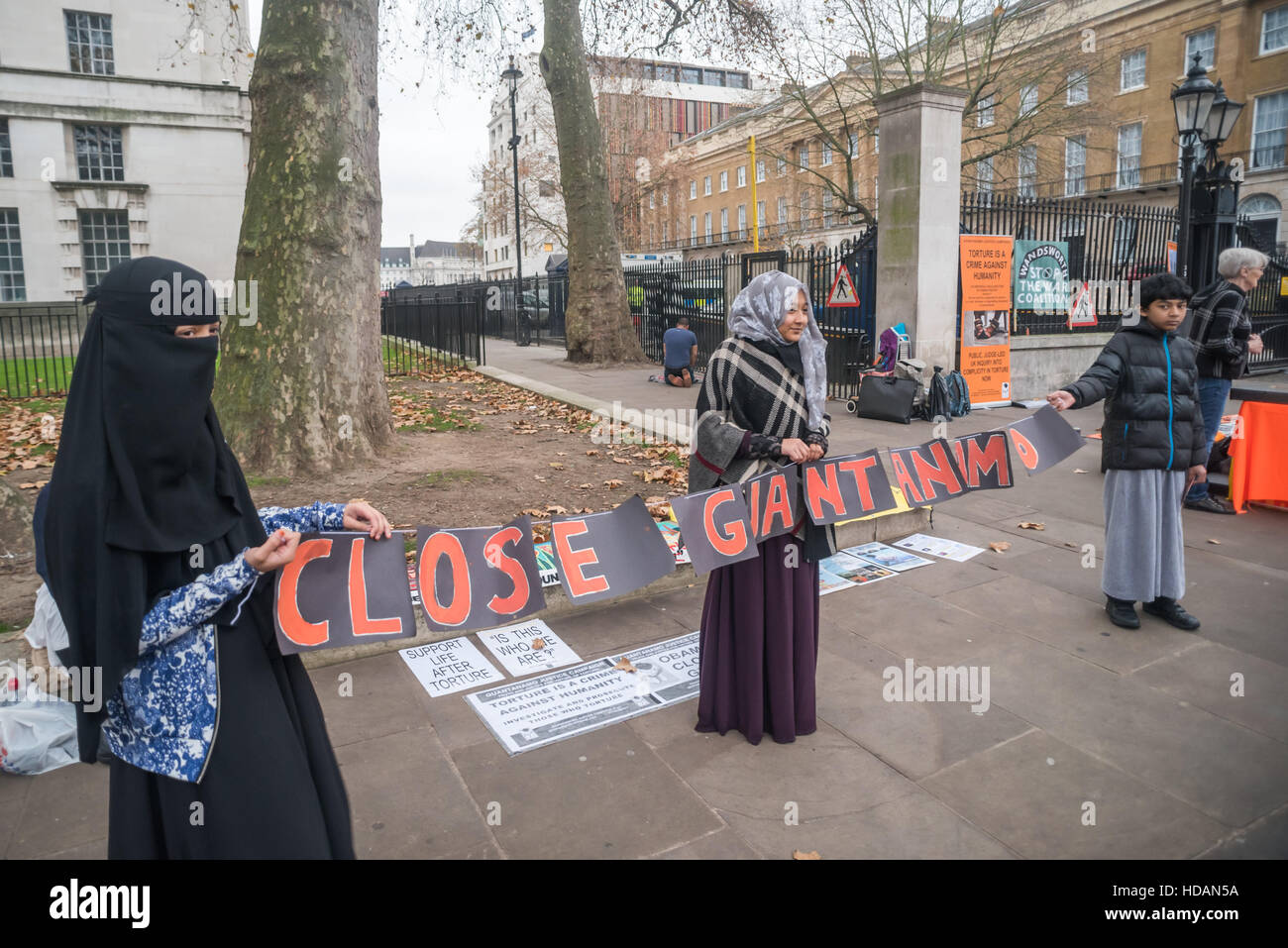 London, UK. 10. Dezember 2016. Junge Muslime halten einen Banner "Close Guantanamo an der Guantanamo Gerechtigkeit Kampagne Proteste am Tag der Menschenrechte der Vereinten Nationen gegenüber Downing St fordern ein Ende zu foltern, die Schließung von Guantánamo und ein Ende der britischen Mitschuld an Folter. Peter Marshall/Alamy Live-Nachrichten Stockfoto