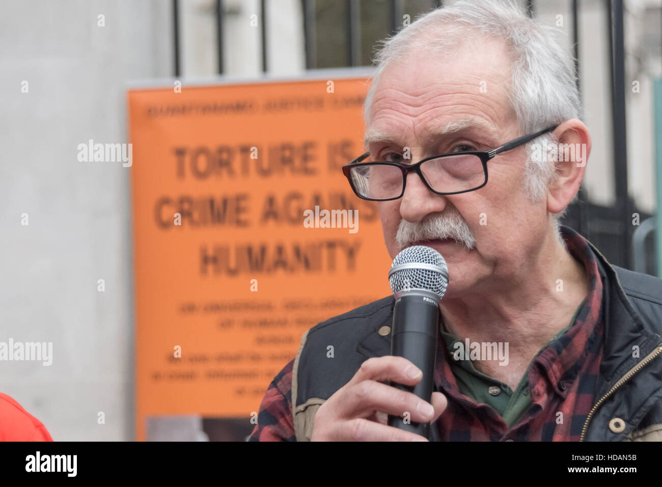 London, UK. 10. Dezember 2016. Ray Seide von Guantanamo Gerechtigkeit Kampagne spricht an die Proteste am Tag der Menschenrechte der Vereinten Nationen gegenüber Downing St fordern ein Ende zu foltern, die Schließung von Guantánamo und ein Ende der britischen Mitschuld an Folter. Peter Marshall/Alamy Live-Nachrichten Stockfoto