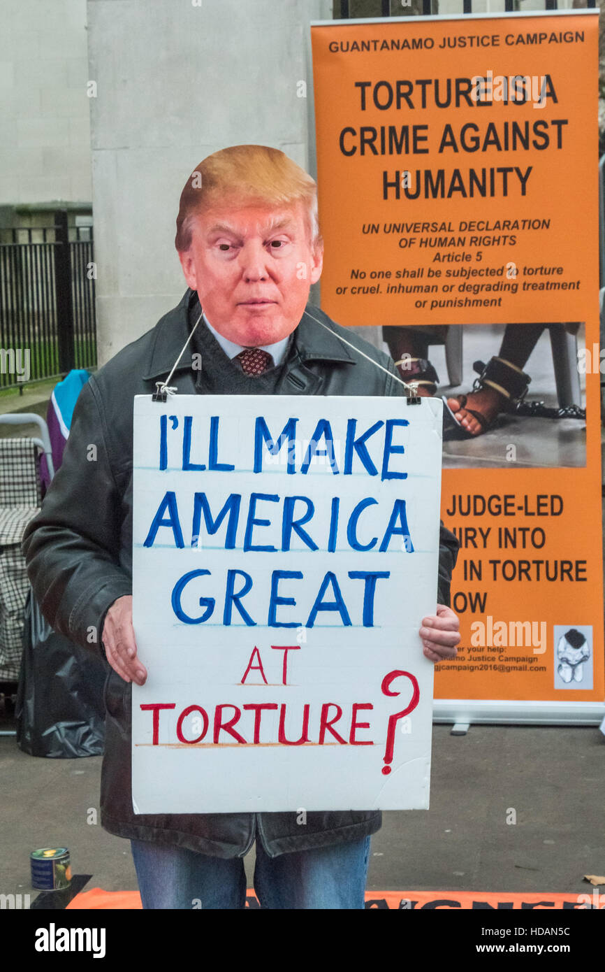 London, UK. 10. Dezember 2016. Ein Mann trägt eine Maske Trump und hält ein Plakat, das liest "Ich mache große Amerika - Folter?" an der Guantanamo Gerechtigkeit Kampagne Protest zum UN-Tag der Menschenrechte gegenüber Downing St fordern ein Ende der Folter, die Schließung von Guantánamo und ein Ende der britischen Mitschuld an Folter. Peter Marshall/Alamy Live-Nachrichten Stockfoto