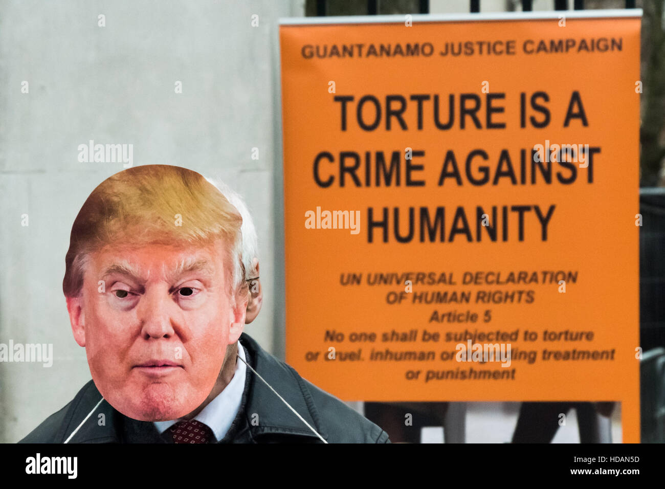 London, UK. 10. Dezember 2016. Ein Mann trägt eine Maske Trump an Guantanamo Gerechtigkeit Kampagne Proteste am Tag der Menschenrechte der Vereinten Nationen gegenüber Downing St fordern ein Ende zu foltern, die Schließung von Guantánamo und ein Ende der britischen Mitschuld an Folter. Peter Marshall/Alamy Live-Nachrichten Stockfoto