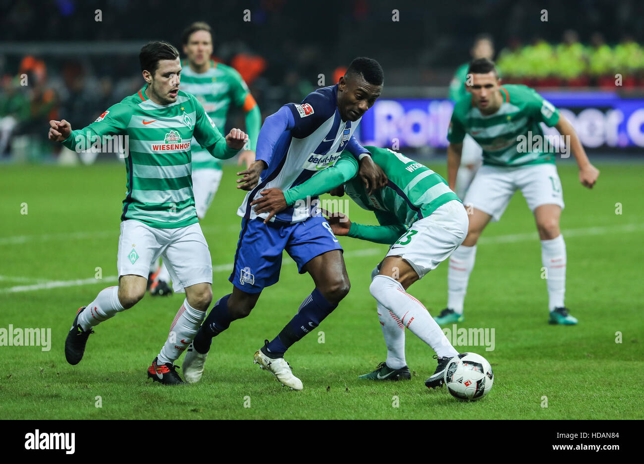 München, Deutschland. 10. Dezember 2016. Herthas Salomon Kalou (C) konkurriert in einem deutschen Bundesliga-Fußballspiel zwischen Hertha BSC und Werder Bremen in Berlin, Deutschland, 10. Dezember 2016. Hertha BSC verliert 0: 1. © Philippe Ruiz/Xinhua/Alamy Live-Nachrichten Stockfoto
