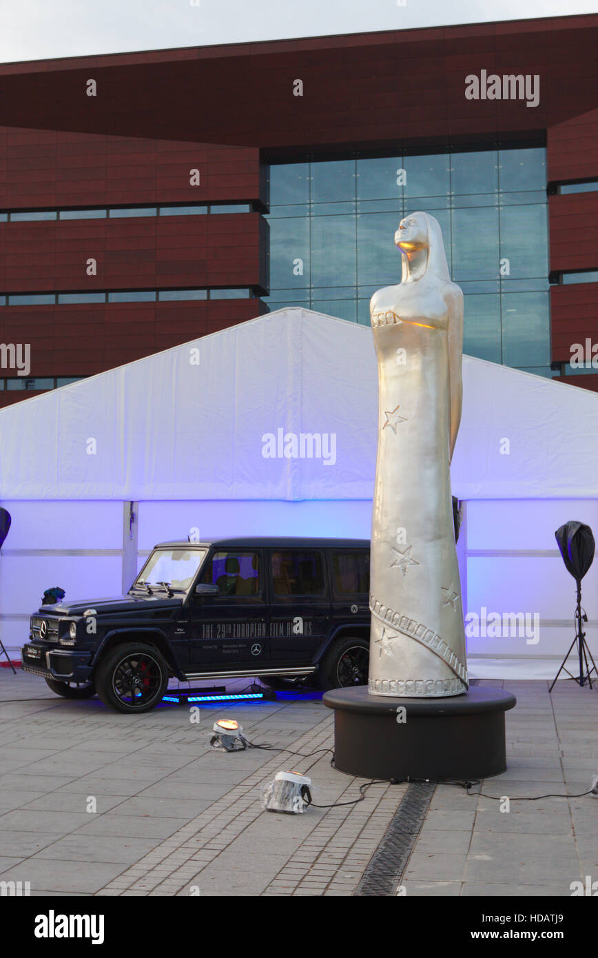 Wroclaw, Polen. 10. Dezember 2016. European Film Awards 2016 - Modell der Statuette vor NFM Gebäude. Bildnachweis: Borys Szefczyk/Alamy Live-Nachrichten Stockfoto