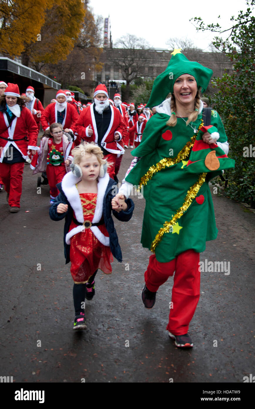 Edinburgh, Schottland, Großbritannien. 11. Dezember 2016. Das Edinburgh Santa Fun Run & Walk West Preise Street Gardens, Geld, um die Wünsche der Kinder für "zu gewähren, Wenn ein Stern'. Stockfoto Edinburgh, Schottland, Großbritannien. 11. Dezember 2016. Das Edinburgh Santa Fun Run & Walk West Preise Street Gardens, Geld, um die Wünsche der Kinder für "zu gewähren, Wenn ein Stern'. Stockfoto