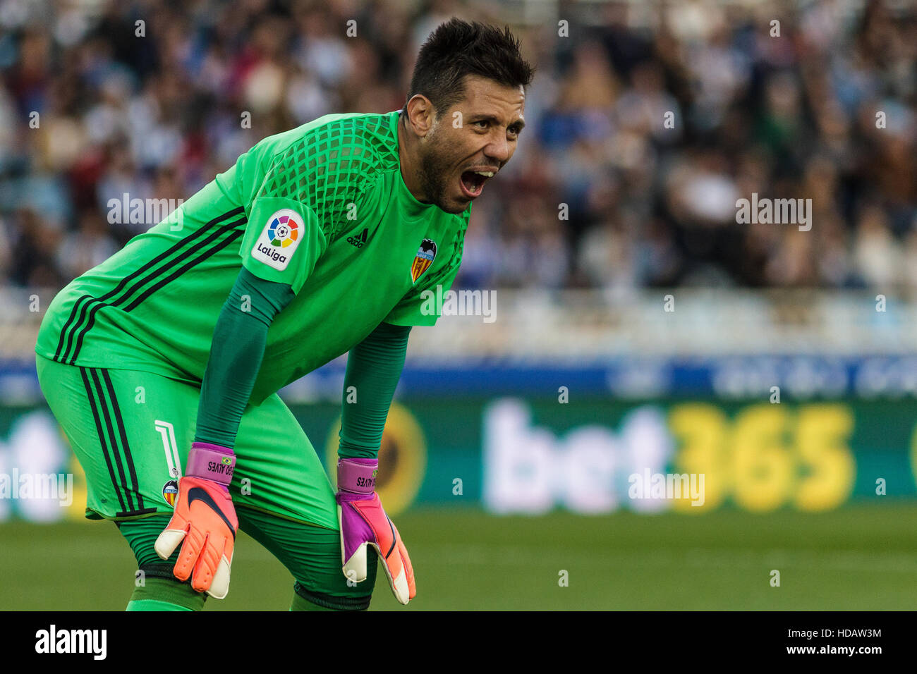 San Sebastian, Gipuzcoa, Spanien. 10. Dezember 2016. Valencia-Torhüter Diego Alves gebende Anweisungen an seine Mitspieler während der Liga Santander zwischen Real Sociedad V Valencia CF Credit Match: Alvaro Campo/Alamy Live News Stockfoto