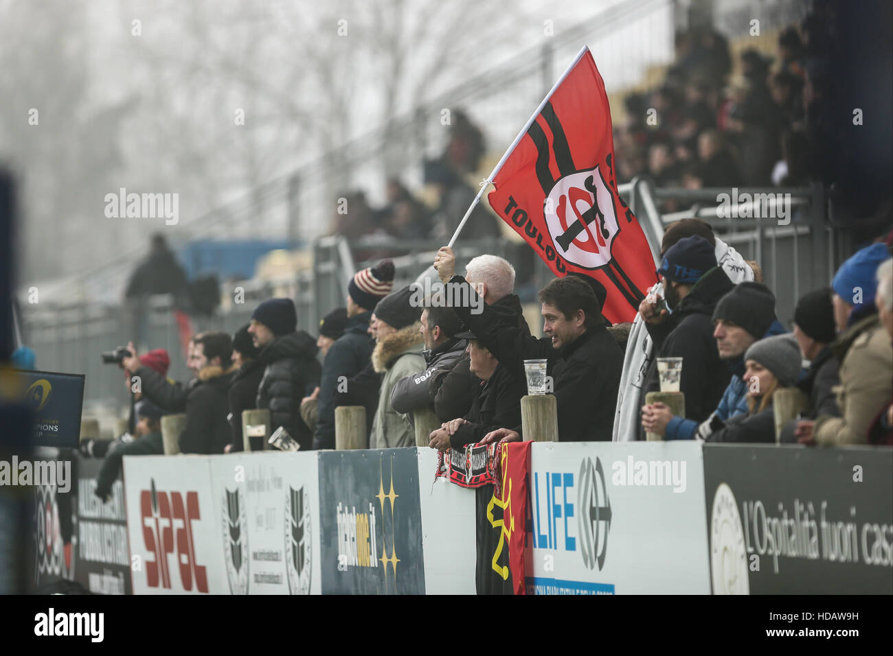 Parma, Italien. 10. Dezember 2016. Stade Toulousain Anhänger folgt das Team in Parma in der Partie gegen Zebre in EPCR Champions Cup © Massimiliano Carnabuci/Alamy Nachrichten Stockfoto