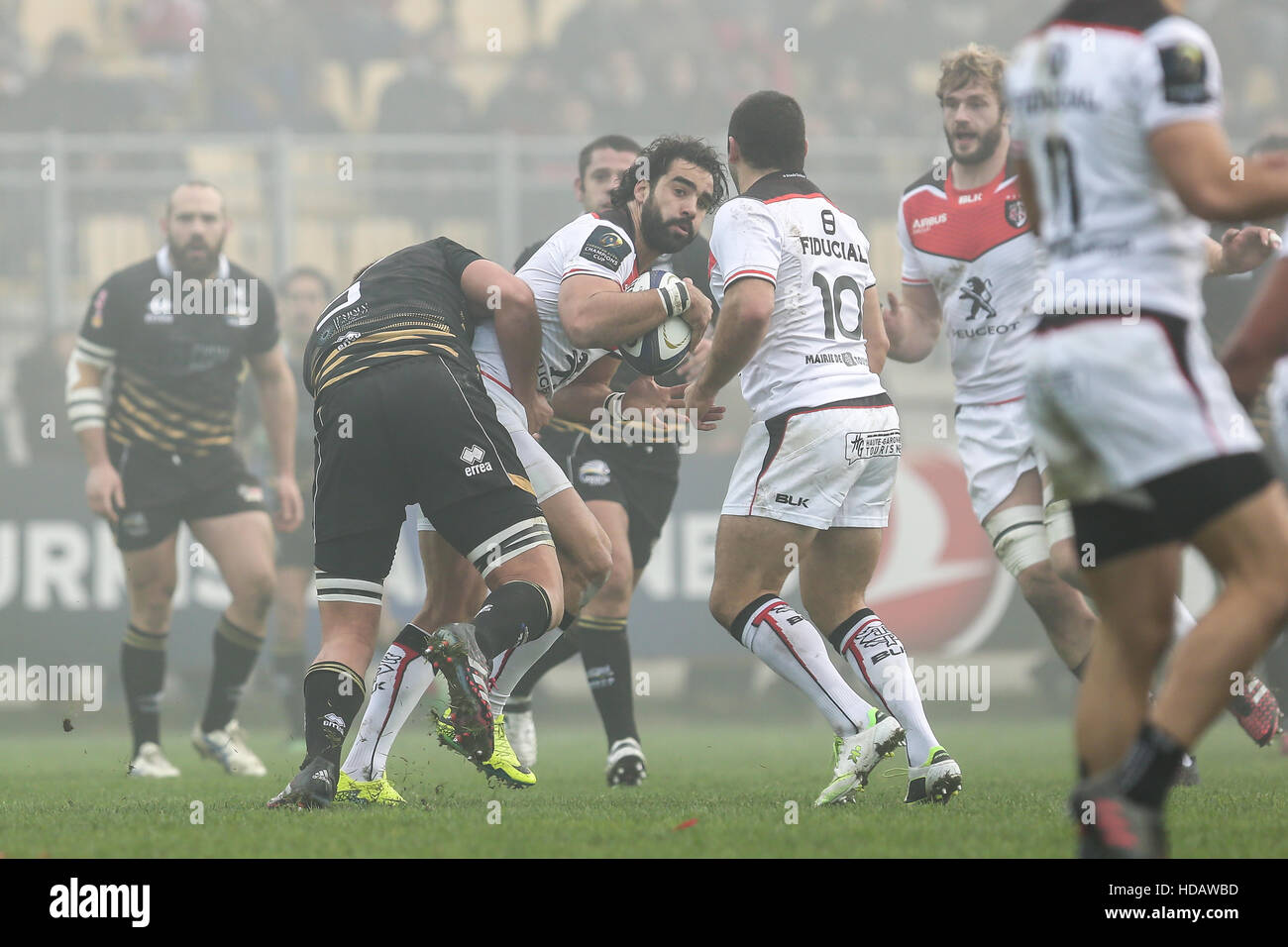 Parma, Italien. 10. Dezember 2016. Yoann Huget Flügel des Stade Toulousain versucht eine Abladung in der Partie gegen Zebre in EPCR Champions Cup © Massimiliano Carnabuci/Alamy Nachrichten Stockfoto