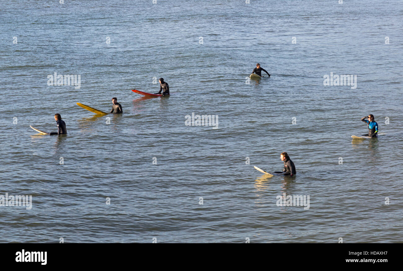 Bournemouth, Dorset, UK 11. Dezember 2016. Geduldig warten Surfer, die Wellen an einem schönen sonnigen Tag in Bournemouth beach im Dezember Credit: Carolyn Jenkins/Alamy Live News Stockfoto