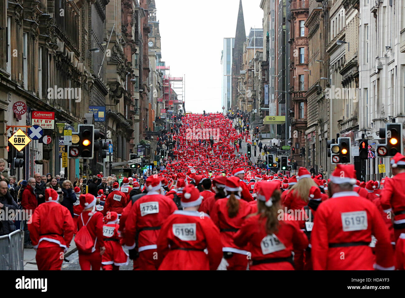 Tausende teilnehmen an Glasgows 2016 Santa Dash Volkslauf. Stockfoto
