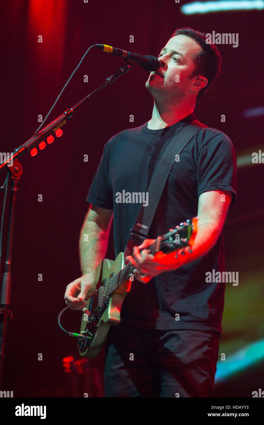 Inglewood, Kalifornien, USA. 10. Dezember 2016. TOM LINTON von Jimmy Eat World, während das KROQ fast akustischen Weihnachtskonzert in The Forum in Inglewood, Kalifornien © Daniel DeSlover/ZUMA Draht/Alamy Live News Stockfoto