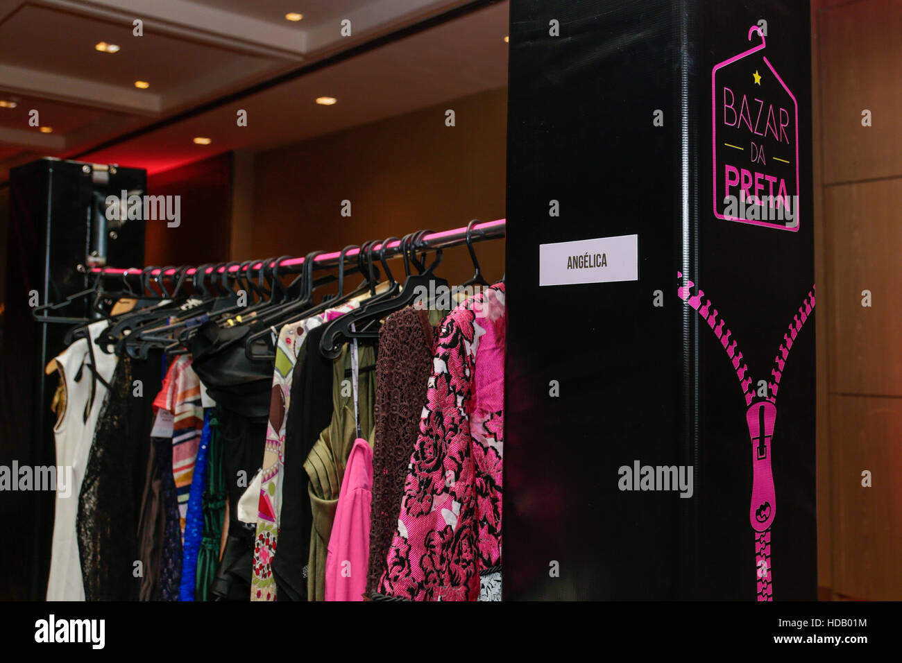 Rio De Janeiro, Brasilien. 11. Dezember 2016. XXXX in der 7. Auflage des traditionellen Basar schwarz, organisiert von Preta Gil Sänger wo das Publikum Teile in sehr gutem Zustand kaufe, gestiftet als Carolina Dieckmann, Fernanda Paes Leme, Fernanda Souza, Hugo Glanz und Sabrina Sato, unter anderem berühmt. Alle profitieren von der Abendkasse, wie der Verkauf von Kleidung, kehrt zu das Haus der Liebe (EP), die komplexe Deutsch (RJ), Kern Nair (Marica) und Sodalität der Heiligen Familie (RJ). © André Horta/FotoArena/Alamy Live-Nachrichten Stockfoto