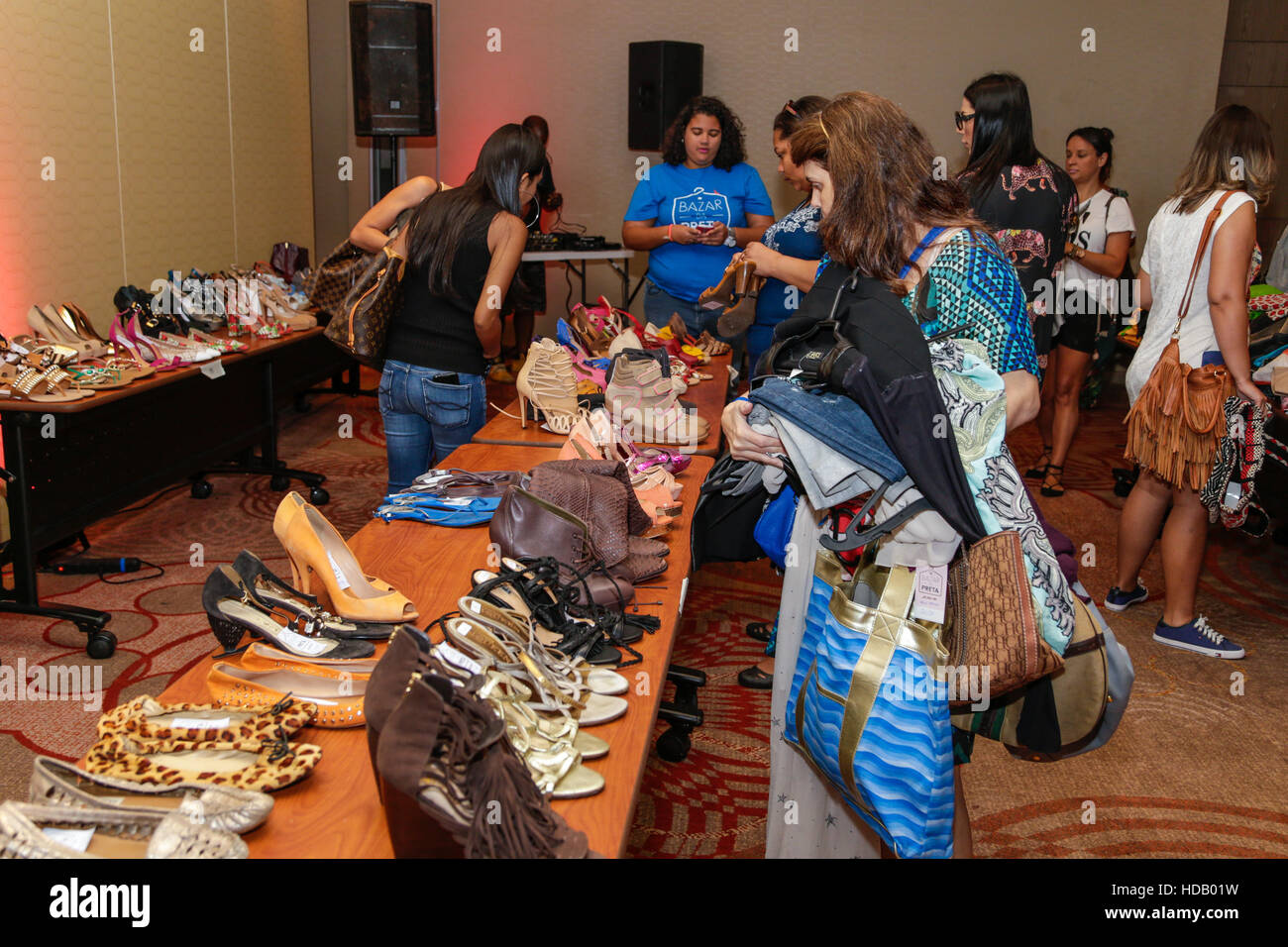 Rio De Janeiro, Brasilien. 11. Dezember 2016. XXXX in der 7. Auflage des traditionellen Basar schwarz, organisiert von Preta Gil Sänger wo das Publikum Teile in sehr gutem Zustand kaufe, gestiftet als Carolina Dieckmann, Fernanda Paes Leme, Fernanda Souza, Hugo Glanz und Sabrina Sato, unter anderem berühmt. Alle profitieren von der Abendkasse, wie der Verkauf von Kleidung, kehrt zu das Haus der Liebe (EP), die komplexe Deutsch (RJ), Kern Nair (Marica) und Sodalität der Heiligen Familie (RJ). © André Horta/FotoArena/Alamy Live-Nachrichten Stockfoto