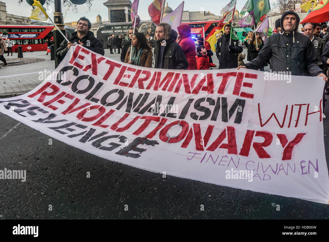 London, UK. 11. Dezember 2016. Die kurdischen und Unterstützer demonstrieren gegen türkische Unterdrückung der Kurden in Solidarität der Verhaftung der pro-kurdischen Volk Demokratie Partei (HDP) verhaftet und nach Razzien in ihren Häusern und Parteibüros, Demonstrant Nachfrage Erdoğan HTP MPs sofort loslassen und beenden Repression kurdische Gemeinschaft März im Centre London Parlament Platz Rallye, London, UK. Bildnachweis: Siehe Li/Alamy Live News Stockfoto