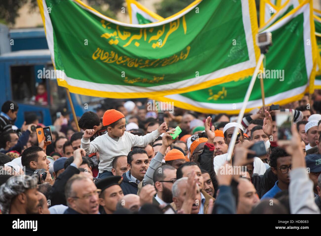 Kairo, Ägypten. 11. Dezember 2016. Ägyptischen Muslime nehmen Teil an einer Demonstration feiert Mawlid al-Nabi, des Geburtstags des Propheten Mohamed, in Kairo, Ägypten, am 11. Dezember 2016. © Meng Tao/Xinhua/Alamy Live-Nachrichten Stockfoto