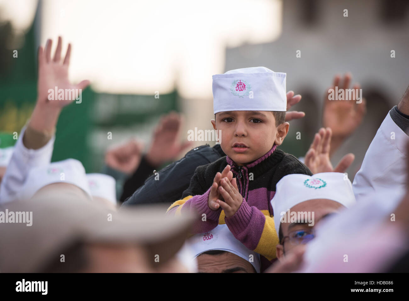 Kairo, Ägypten. 11. Dezember 2016. Eine ägyptische junge beteiligt sich an einem März feiert Mawlid al-Nabi, des Geburtstags des Propheten Mohamed, in Kairo, Ägypten, am 11. Dezember 2016. © Meng Tao/Xinhua/Alamy Live-Nachrichten Stockfoto