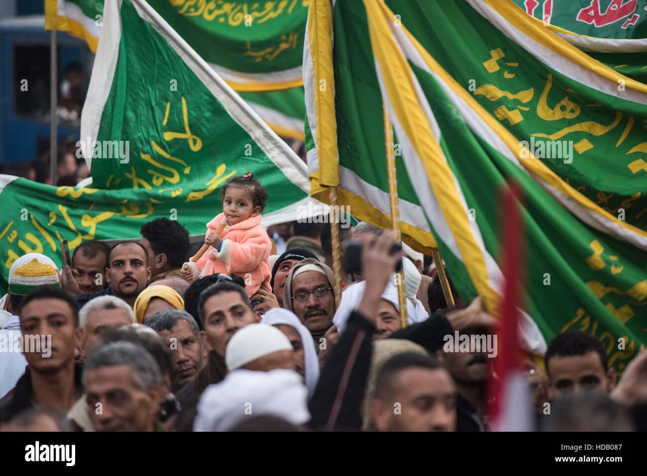 Kairo, Ägypten. 11. Dezember 2016. Ägyptischen Muslime nehmen Teil an einer Demonstration feiert Mawlid al-Nabi, des Geburtstags des Propheten Mohamed, in Kairo, Ägypten, am 11. Dezember 2016. © Meng Tao/Xinhua/Alamy Live-Nachrichten Stockfoto