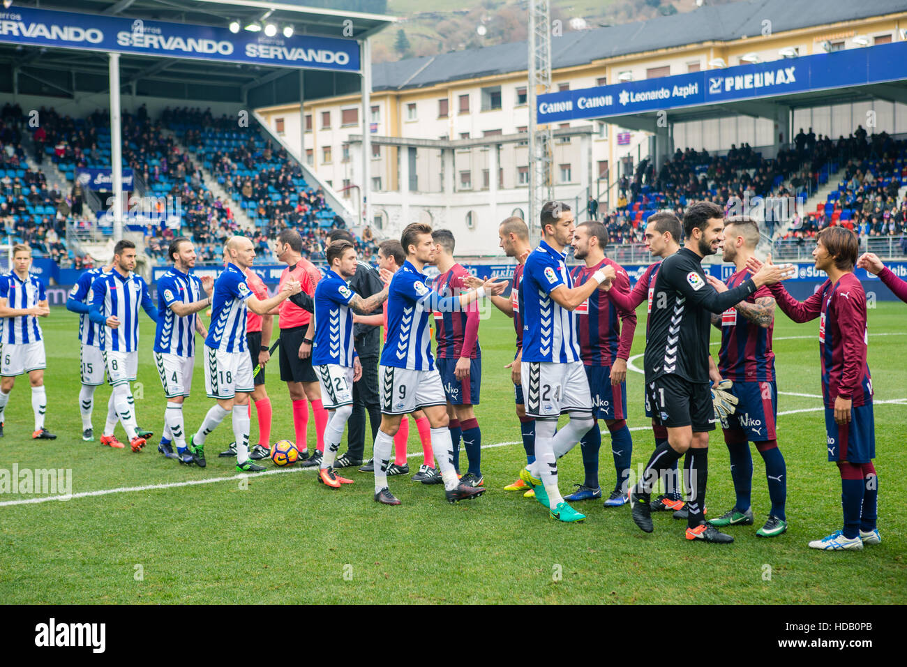 Ipurua, Spanien. 11. Dezember 2016. Tag 15 Spiel der la Liga Santander 2016-2017 Saison zwischen SD Eibar und Deportivo Alaves gespielt Ipurua Stadion am Sonntag, 11. Dezember 2016. Eibar, Spanien. S.D Eibar - Deportivo Alaves. S.D Eibar Initial 11. Bildnachweis: VWPics/Alamy Live-Nachrichten Stockfoto