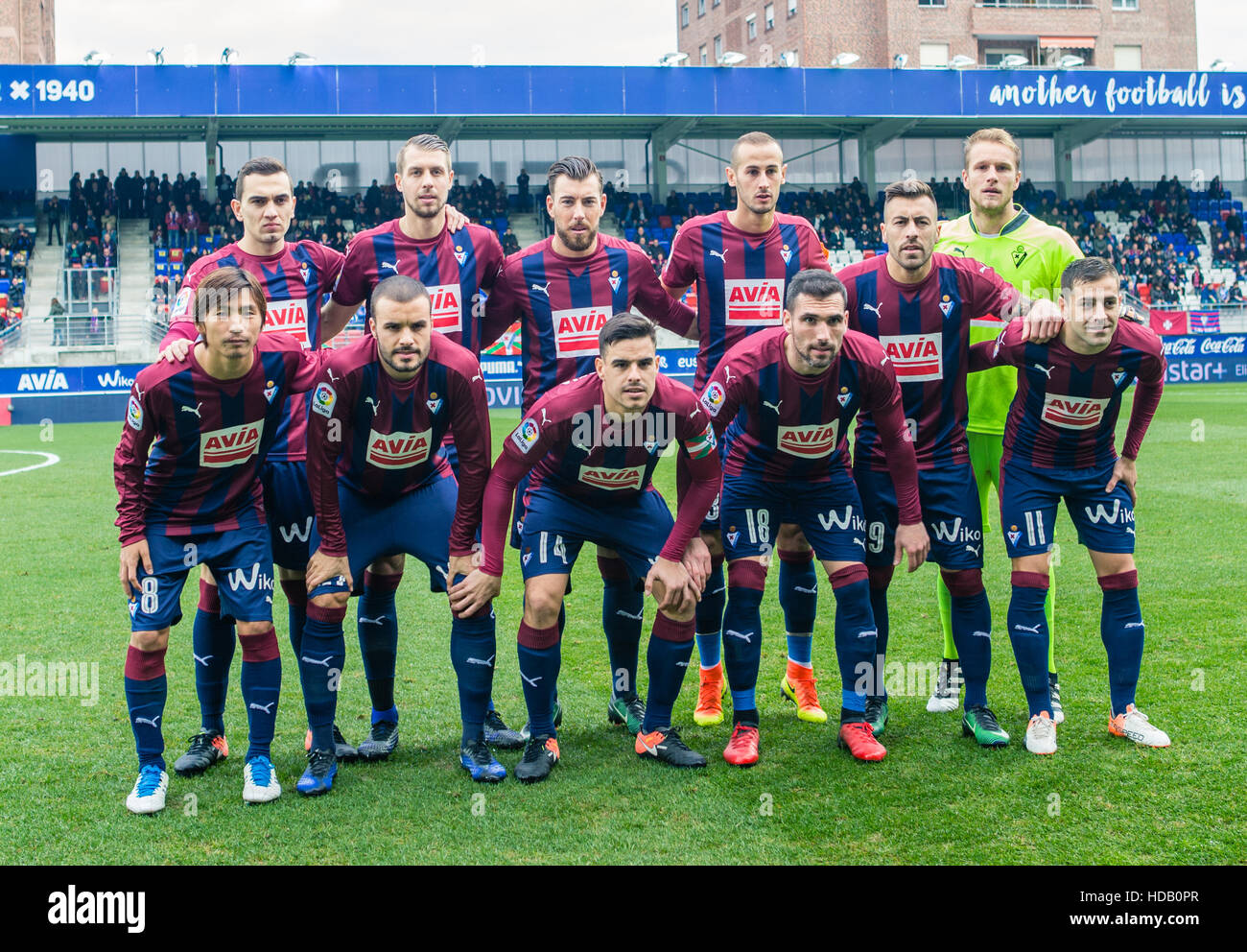 Ipurua, Spanien. 11. Dezember 2016. Tag 15 Spiel der la Liga Santander 2016-2017 Saison zwischen SD Eibar und Deportivo Alaves gespielt Ipurua Stadion am Sonntag, 11. Dezember 2016. Eibar, Spanien. S.D Eibar - Deportivo Alaves. S.D Eibar. Ersten 11. Bildnachweis: VWPics/Alamy Live-Nachrichten Stockfoto