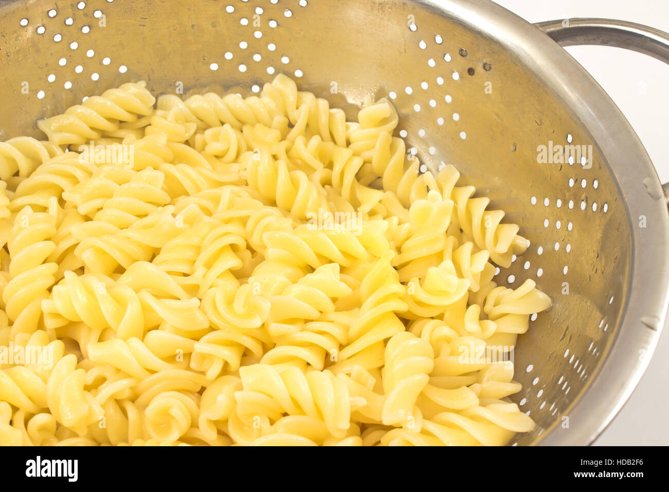 Frisch gekochte Fusilli Nudeln im Sieb Stockfoto