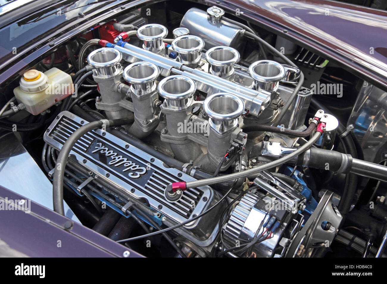 Edelbrock abgestimmt V8-Motor in AC-Sportwagen Stockfoto