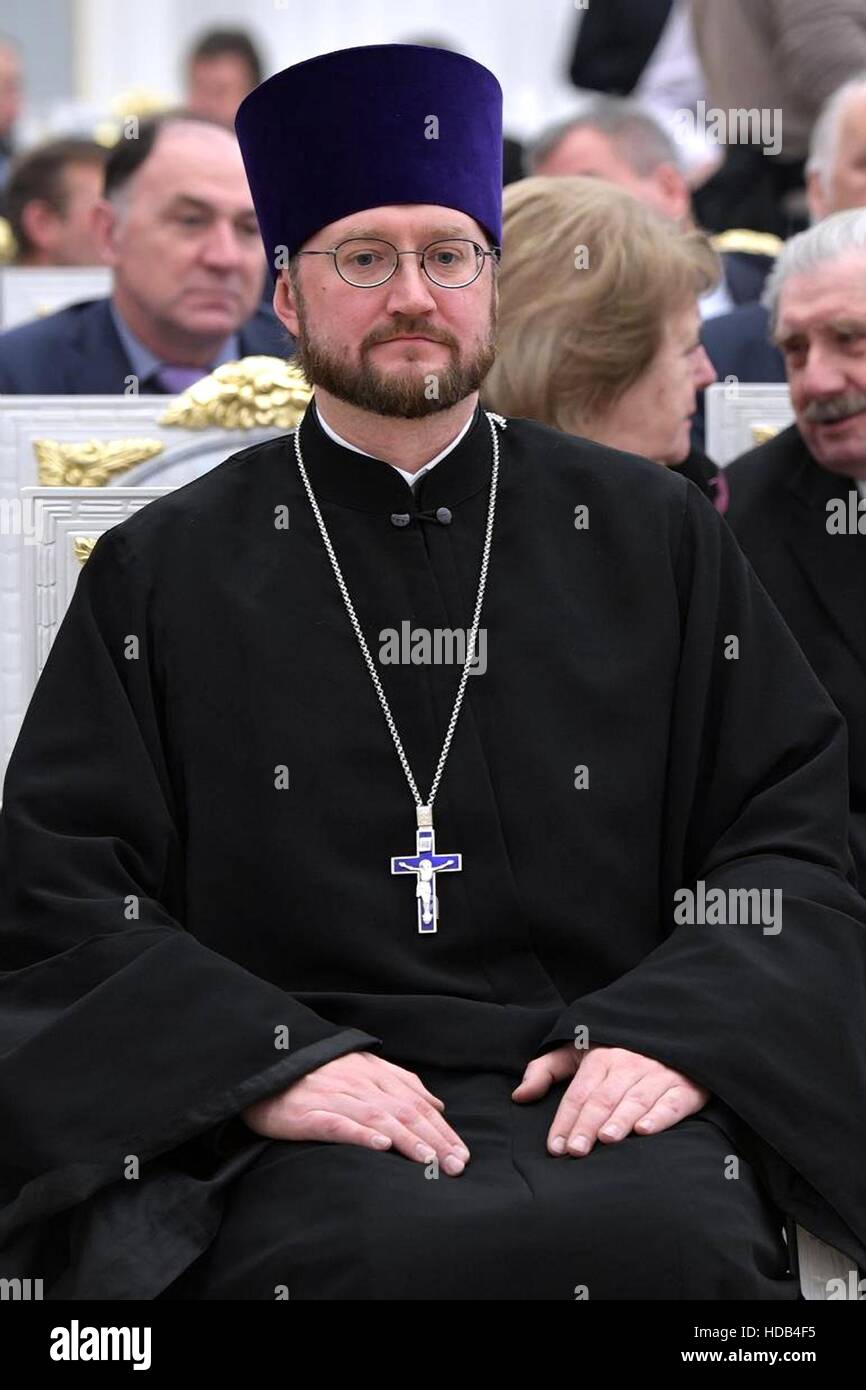 Russisch-orthodoxes Bogen-Priester Aleksandr Tkachenko, Direktor des ANGO Childrens Hospiz, während die nationalen herausragende Leistungen in der Menschenrechtspreis während einer Zeremonie im Kreml 8. Dezember 2016 in Moskau, Russland. Stockfoto