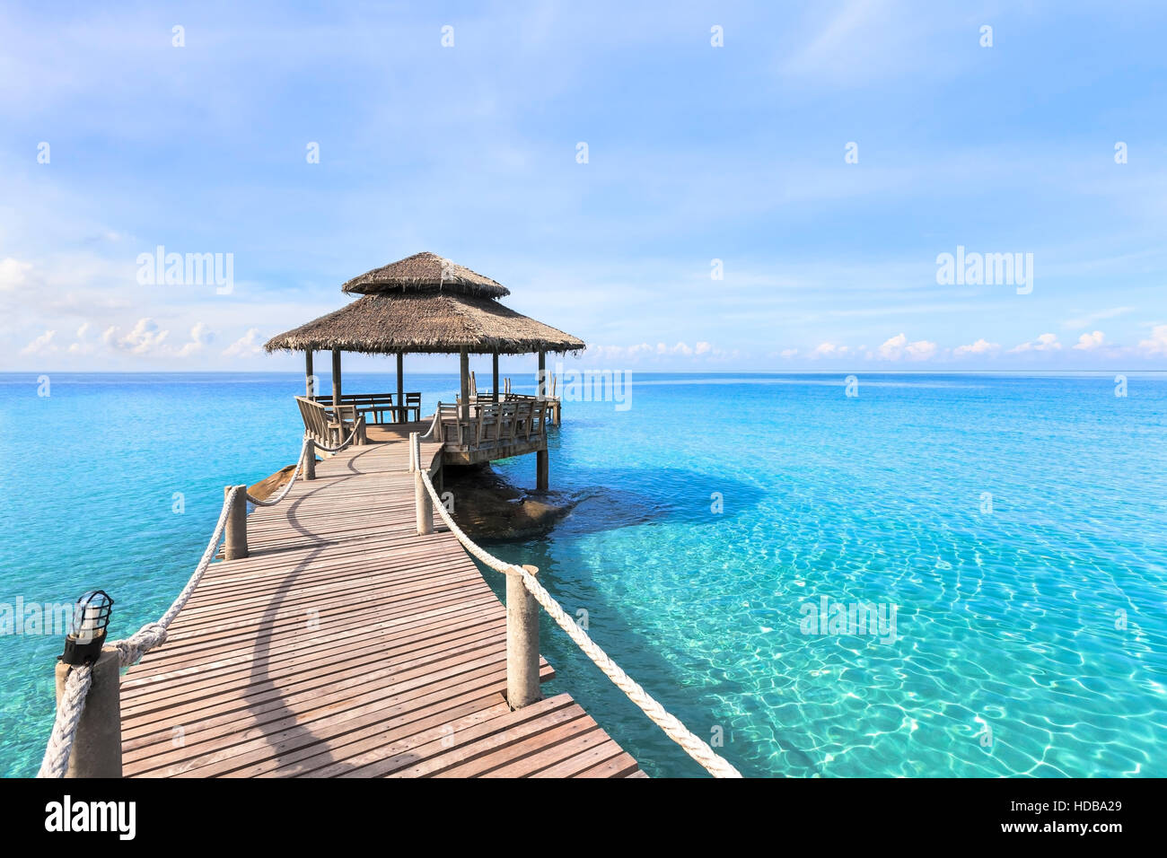 Wunderschönen tropischen Strand Landschaft mit Holzsteg und transparent türkisfarbenes Meerwasser, Paradies Urlaub Reiseziel Stockfoto Wunderschönen tropischen Strand Landschaft mit Holzsteg und transparent türkisfarbenes Meerwasser, Paradies Urlaub Reiseziel Stockfoto