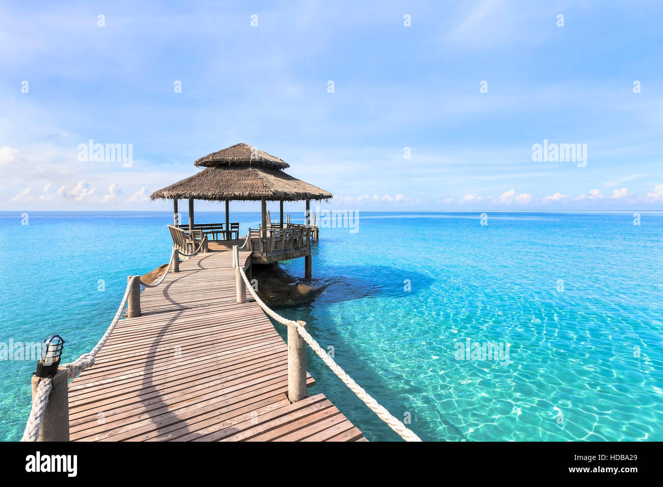 Wunderschönen tropischen Strand Landschaft mit Holzsteg und transparent türkisfarbenes Meerwasser, Paradies Urlaub Reiseziel Stockfoto