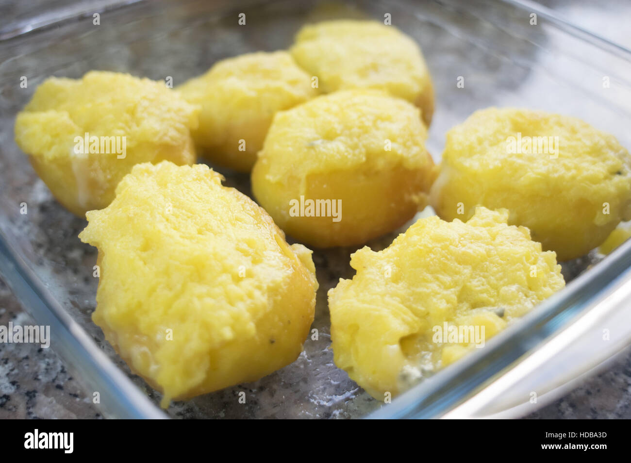 vegetarische Kartoffel gefüllt mit Käsecreme Stockfoto