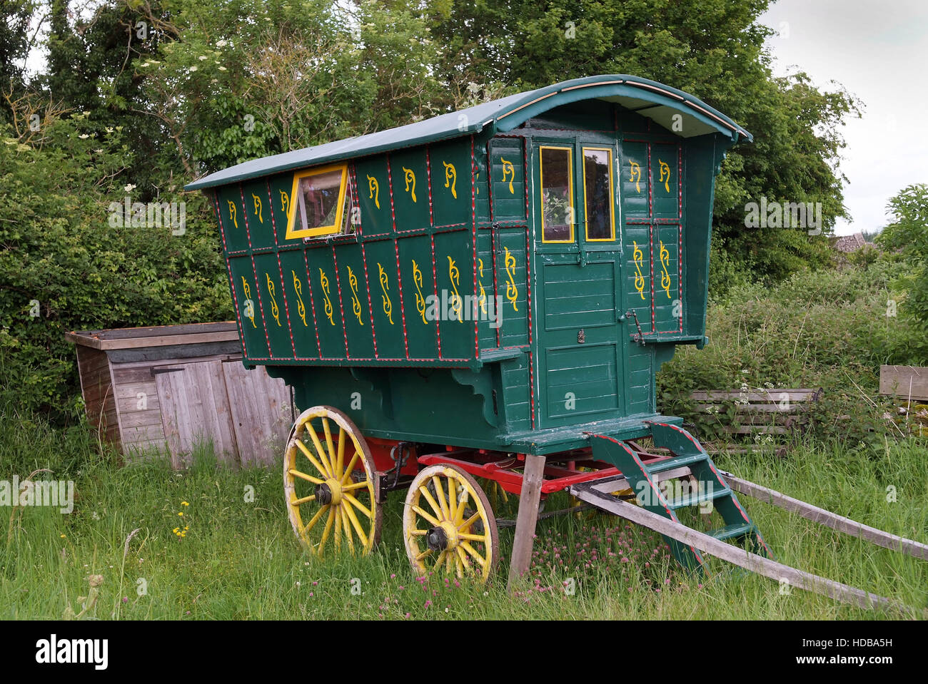 Eine traditionelle 19. Jahrhunderts Pferdekutschen Roma Gypsy Caravan. Stockfoto