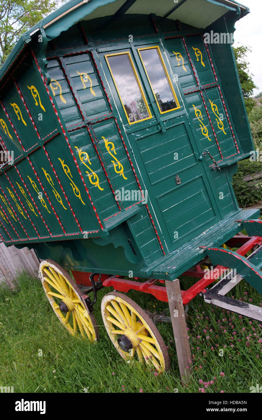 Eine traditionelle 19. Jahrhunderts Pferdekutschen Roma Gypsy Caravan. Stockfoto