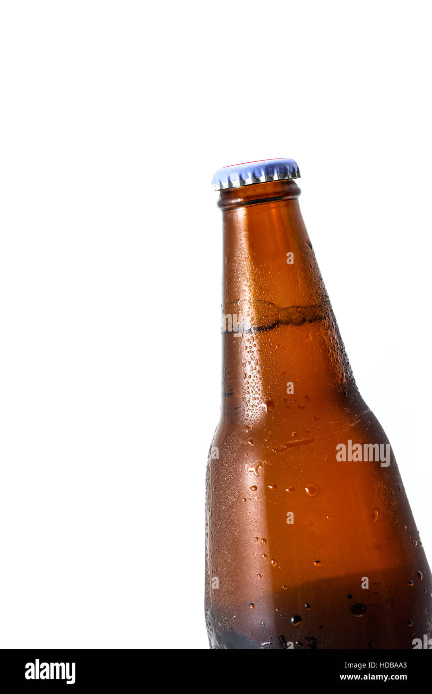 Closeup Flaschenbier mit drop isolierten auf weißen Hintergrund Stockfoto