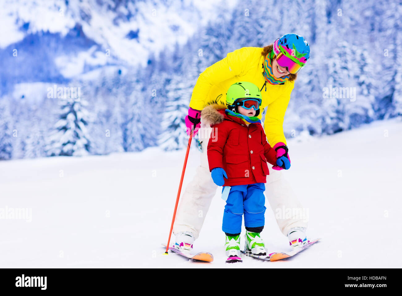Familien Skiurlaub. Gruppe von Skifahrern in Schweizer Alpen. Mutter und Kind im Winter zum Skifahren. Eltern bringen Kindern alpinen Skifahren. Stockfoto