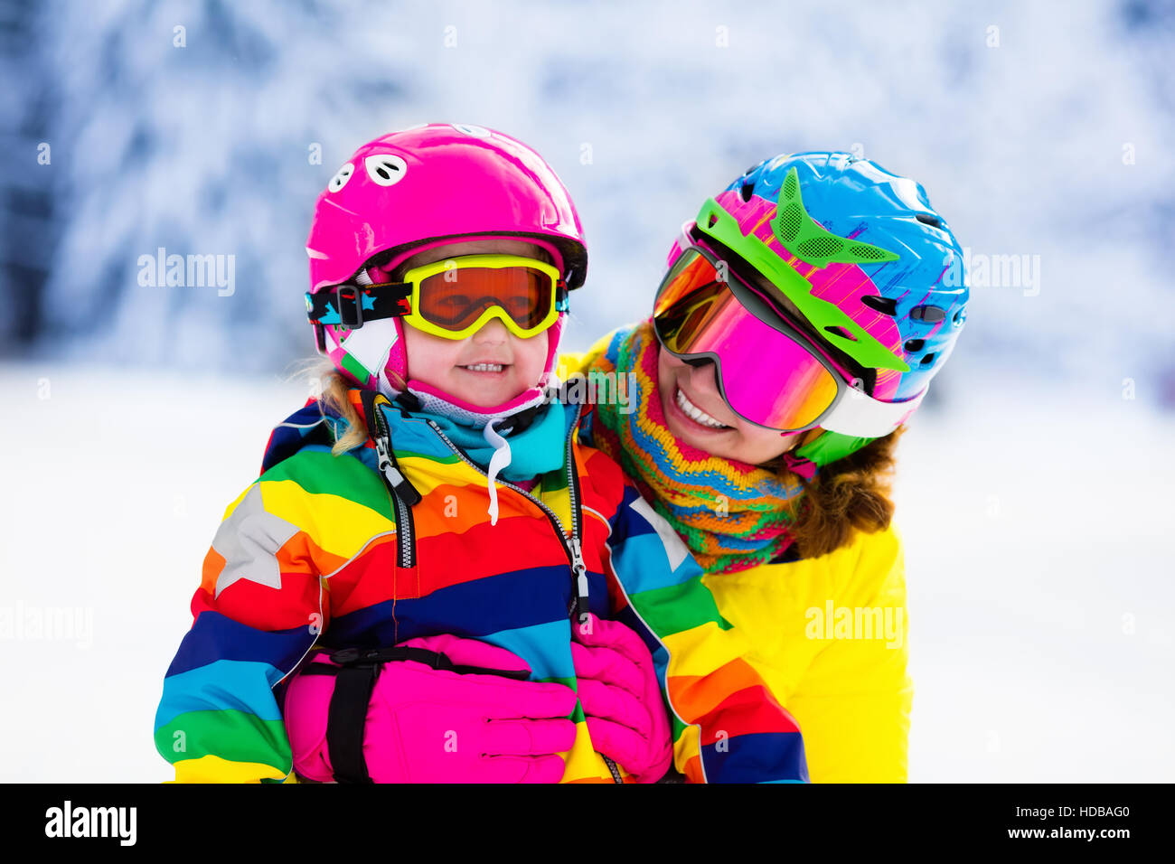 Familien Skiurlaub. Gruppe von Skifahrern in Schweizer Alpen. Mutter und Kind im Winter zum Skifahren. Eltern bringen Kindern alpinen Skifahren. Stockfoto