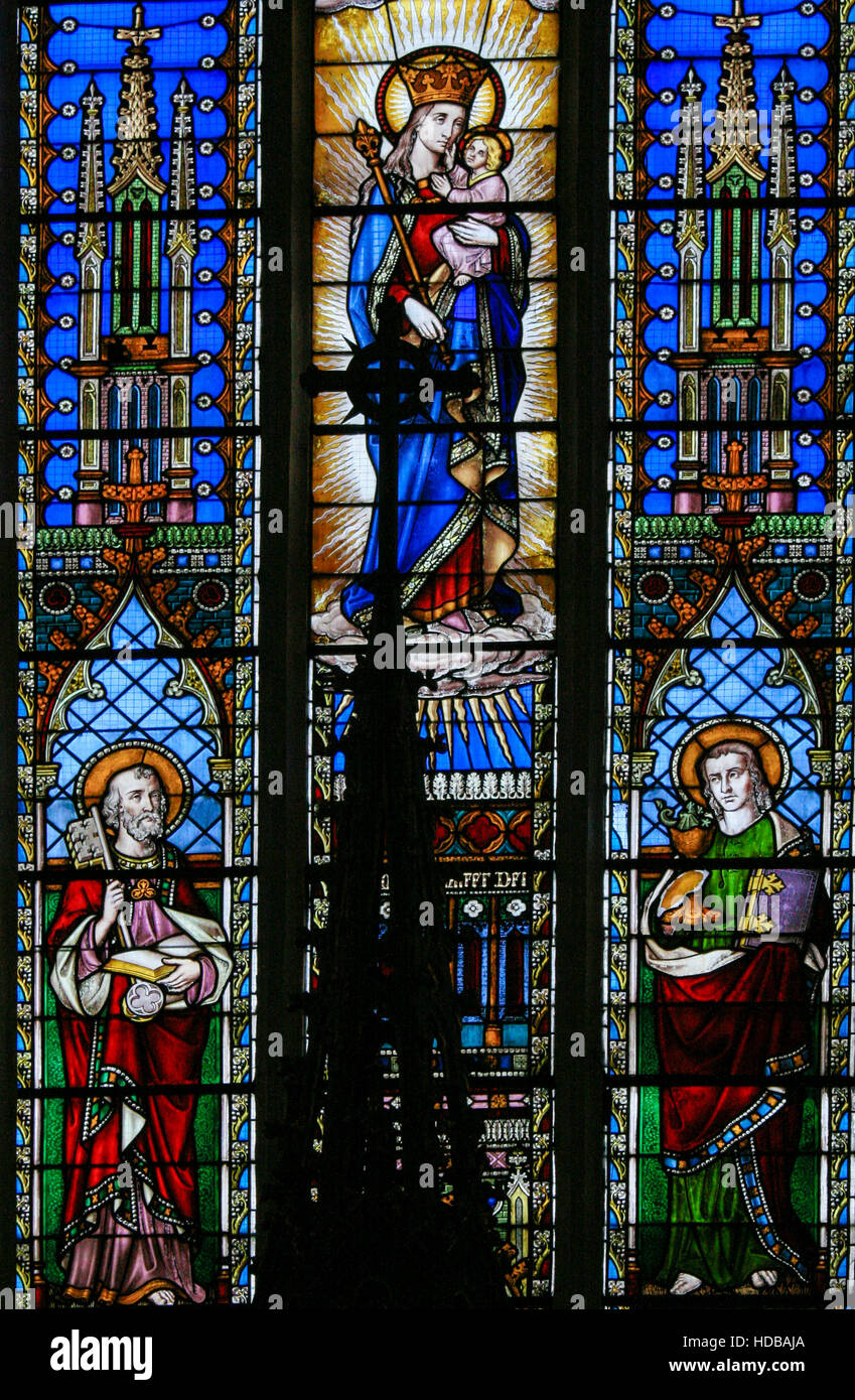 Glasfenster in der Kirche von Braine-le-Chateau, Wallonien, Belgien, Darstellung der Heiligen Petrus und Johannes und Mutter Mary Stockfoto