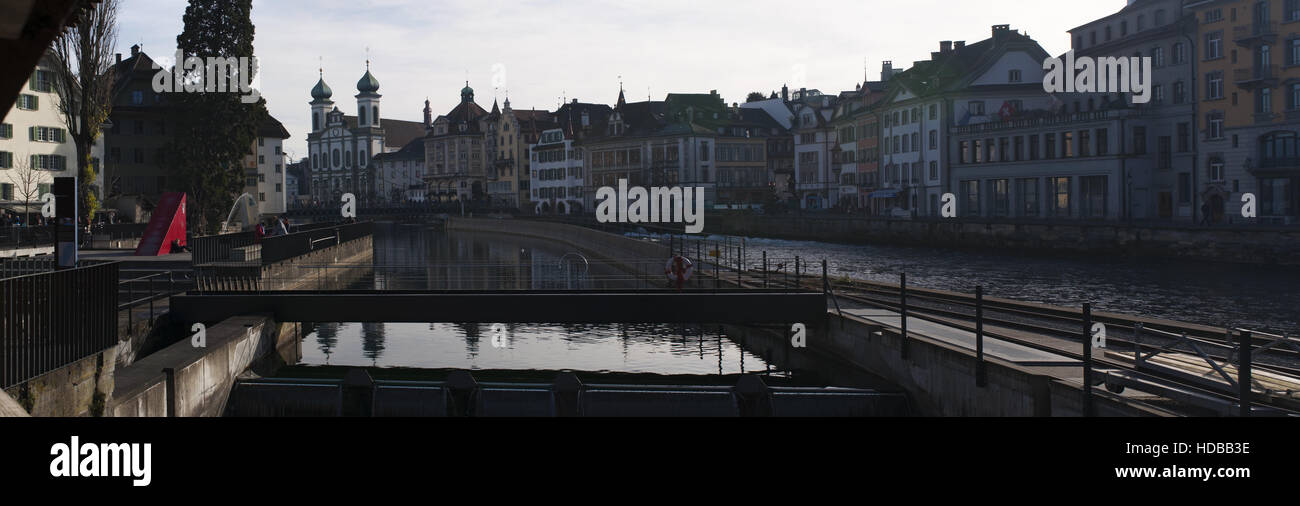 Schweiz: Panoramaaussicht auf die Skyline von Luzern aus der Spreuer Brücke (spreuerbrücke), überdachte Fußgängerbrücke im 13. Jahrhundert erbaut gesehen Stockfoto