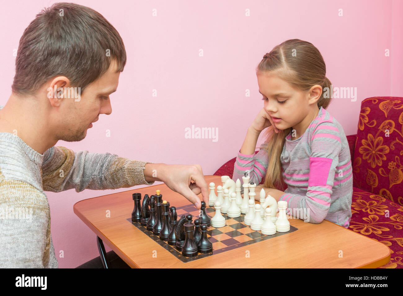 Vater lehrt seine Tochter in Schach zu erste Schritte Stockfoto
