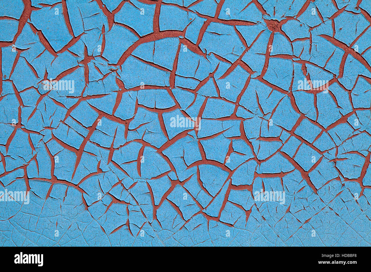 Abblätternde Farbe und Rost an einer Wand in Nahaufnahme Stockfoto