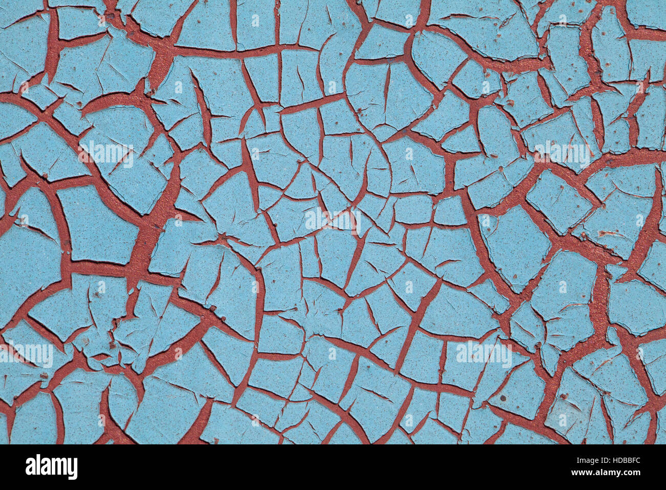 Abblätternde Farbe und Rost an einer Wand in Nahaufnahme Stockfoto