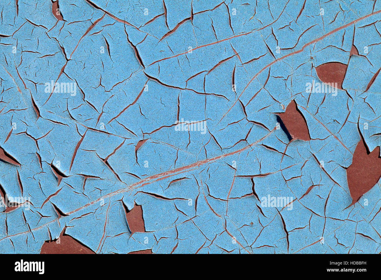 Abblätternde Farbe und Rost an einer Wand in Nahaufnahme Stockfoto