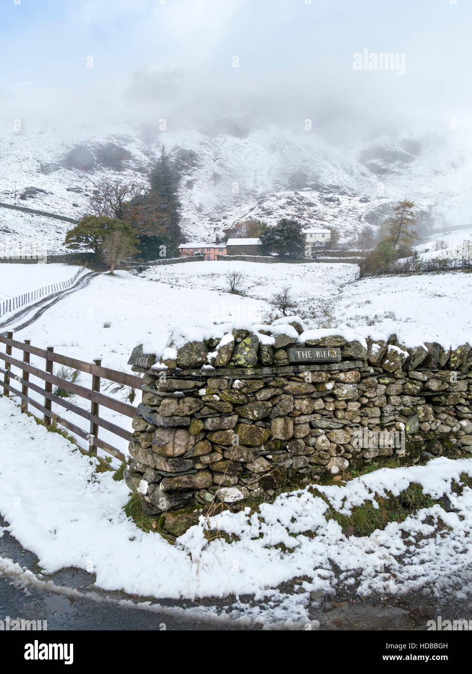 Lakeland-Farm im Schnee, wenig Langdale, englischen Lake District, Cumbria, England, UK. Stockfoto
